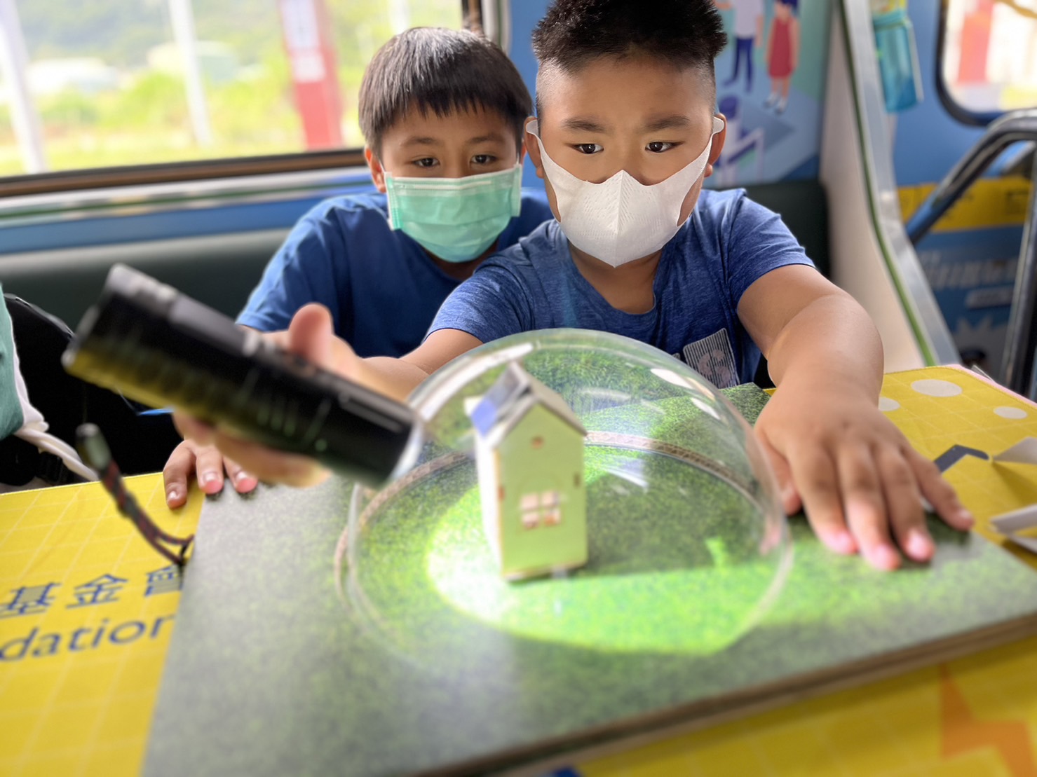 28圈參與基礎科學主題車廂，以STEAM教學精神，設計「逐日科學家」、「太陽能工程師」以及「淨零建築師」三大能源科普課程和實驗